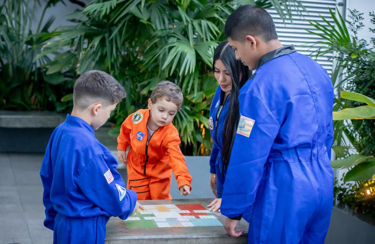 Karen Arias en la heladería Apolo 13